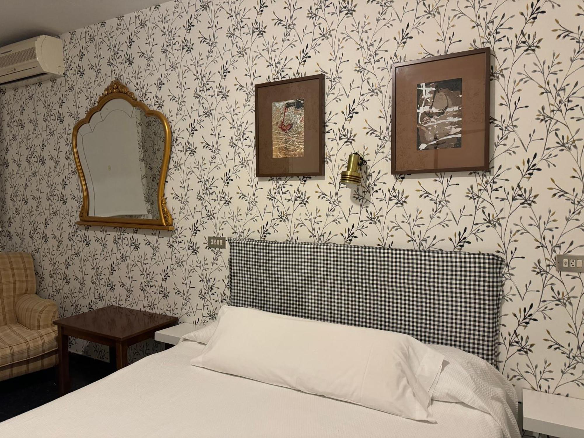 Hostal Pirineos Barbastro Dış mekan fotoğraf